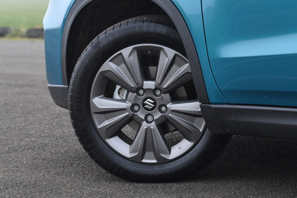 Suzuki vitara шины. Vitara Suzuki с колесом. Литые диски на Сузуки Витара 2020. Диски Сузуки Витара FL 2019. На Сузуки Витара 2017 колёса.
