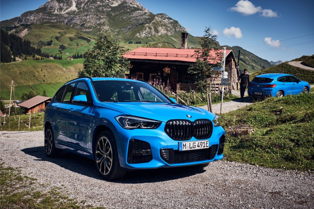 Vista frontal dos novos BMW X1 e X2 xDrive25e