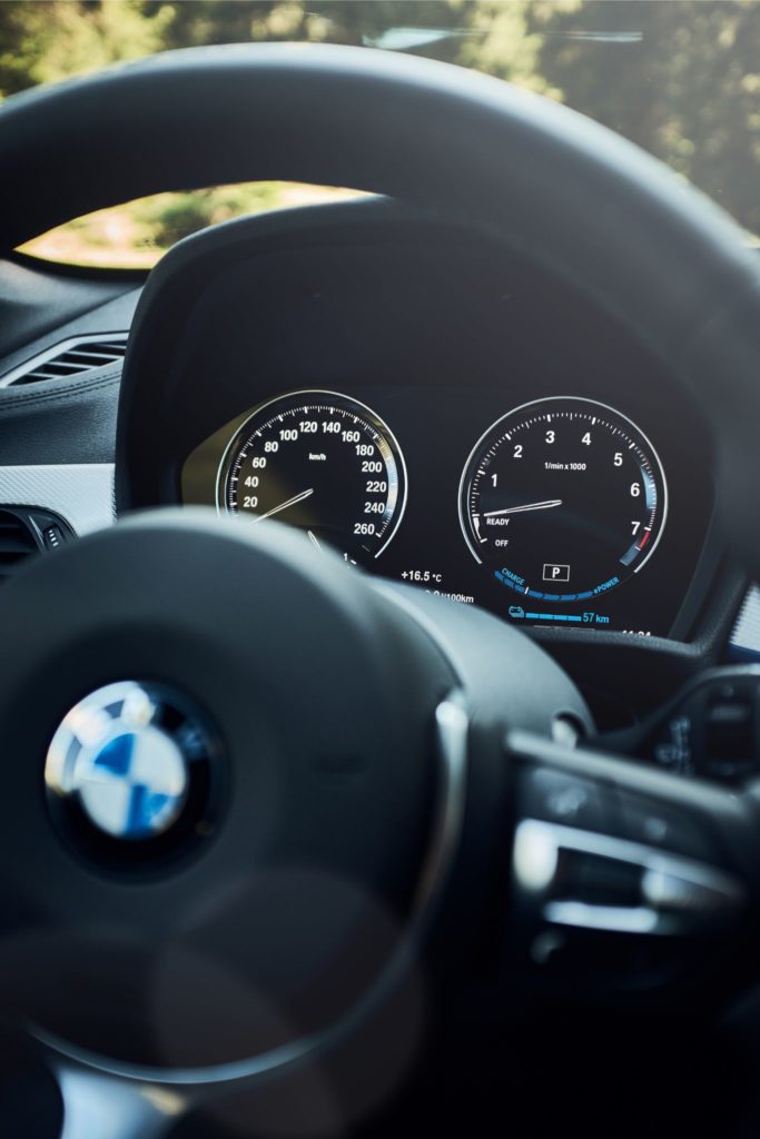 Vista do volante do novo BMW X1 xDrive25e