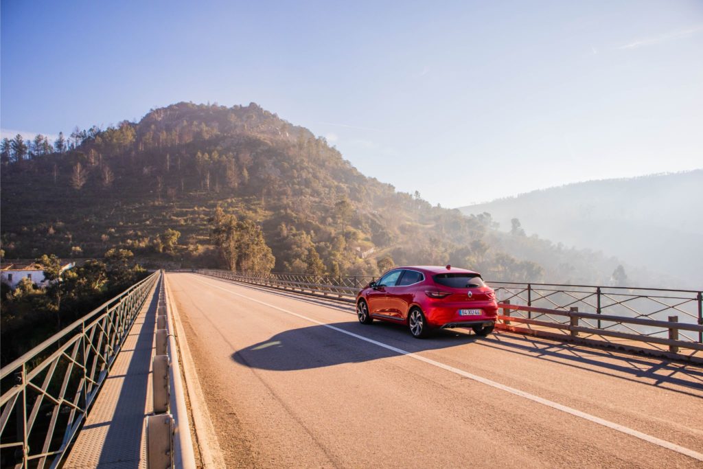 Vista do novo Renault Clio sobre a ponte de Vila Verde de Ficalho