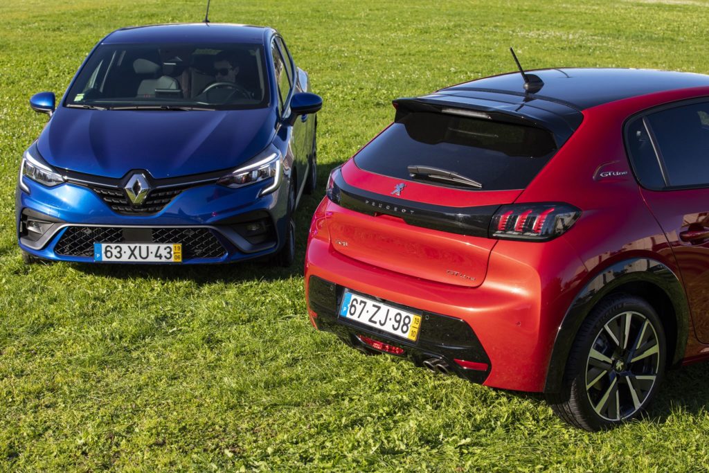 Renault Clio vs Peugeot 208 12