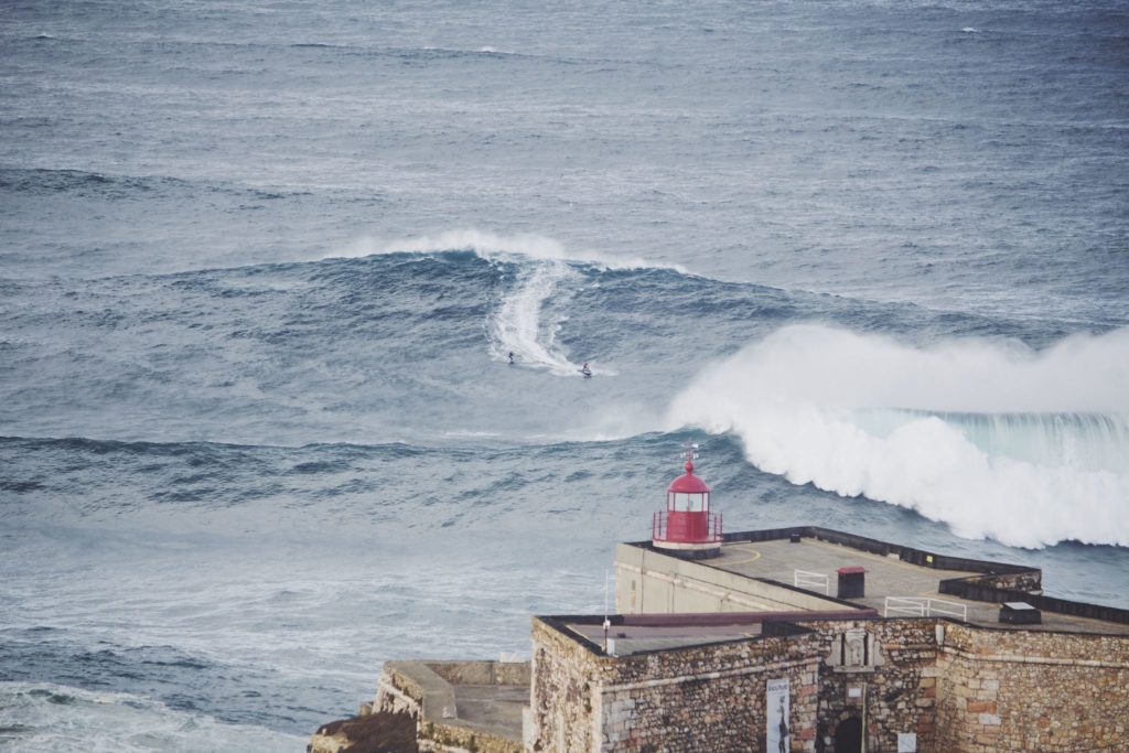 Nazaré farol ondas