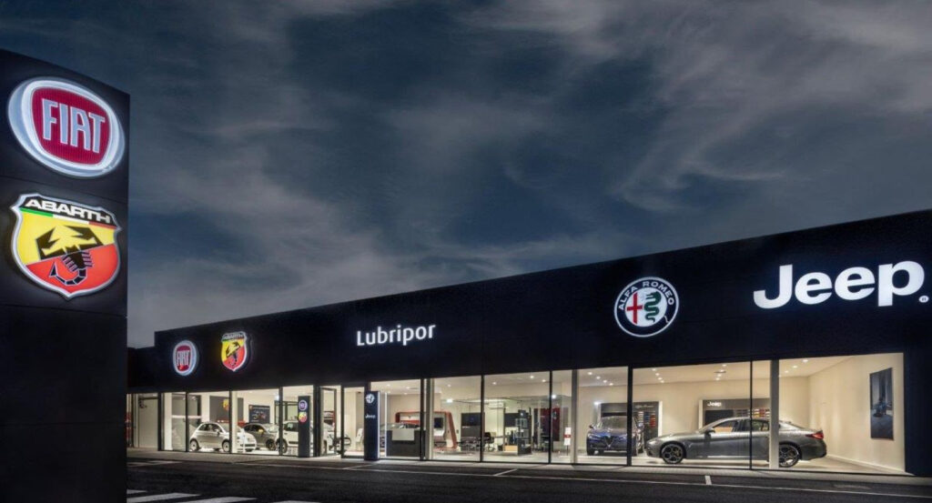 Stand da Fiat, Abarth, Alfa Romeo e Jeep em Évora.