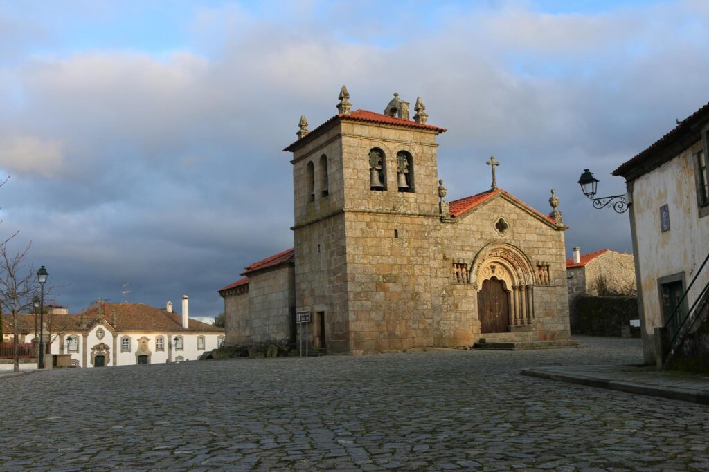Igreja Românica de Sernancelhe munumento nacional apóstolo Santiago na fachada é único e exemplificativo dos Caminhos de Santiago 1