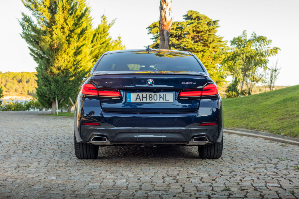 BMW 545e xDrive 305