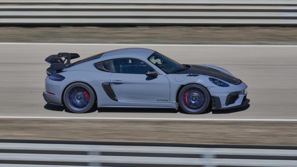 Porsche 718 Cayman GT4 RS 10