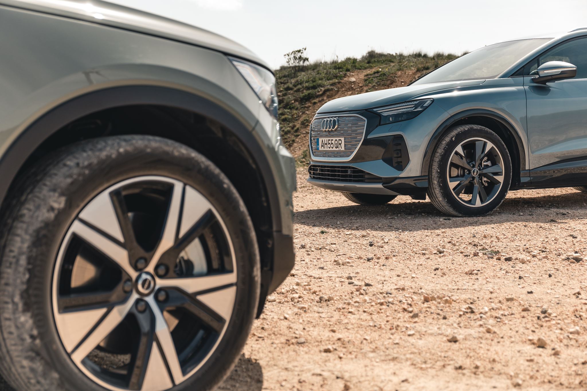 Comparativo Volvo XC40 P8 vs Audi Q4 50 17