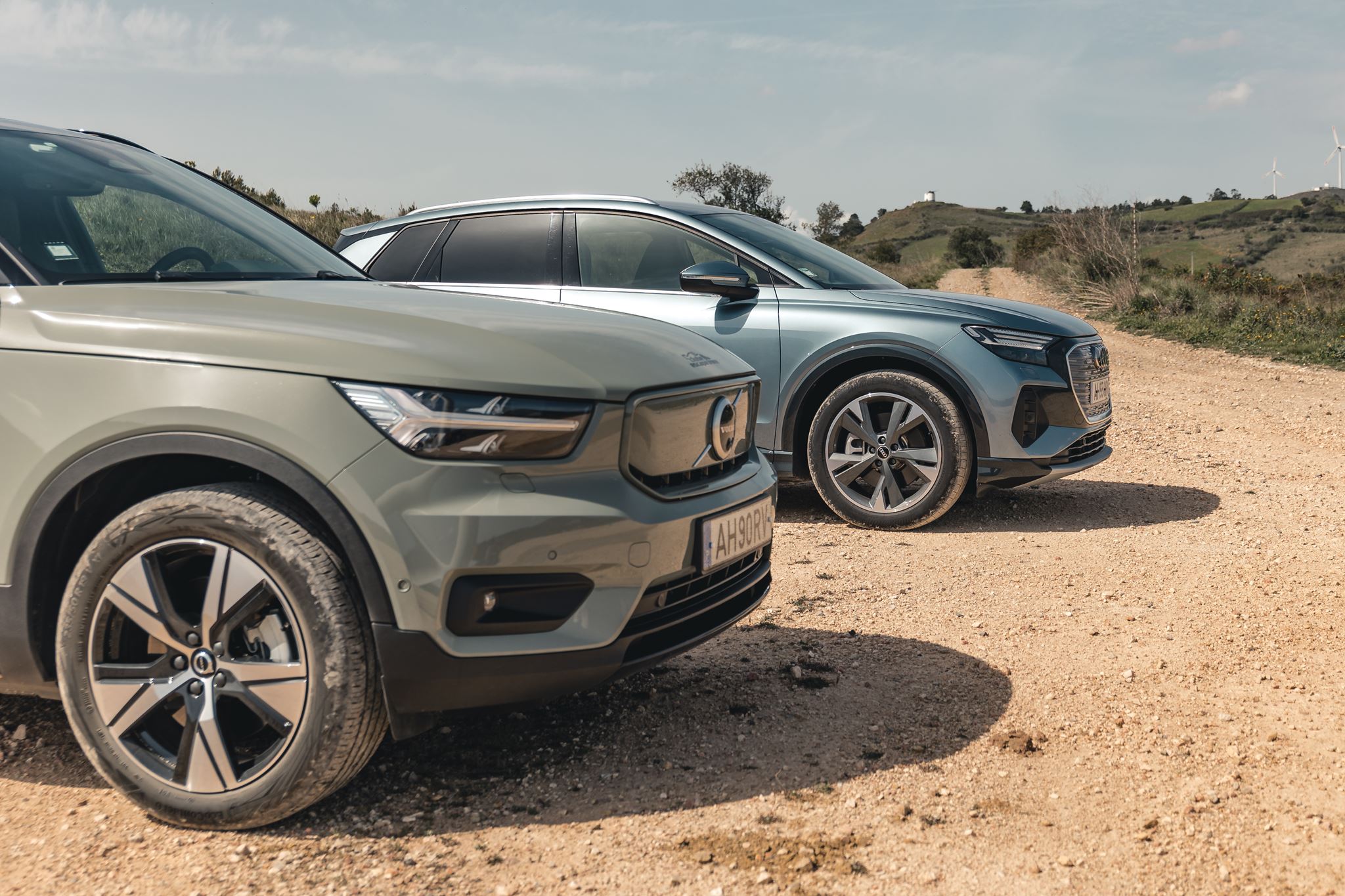 Comparativo Volvo XC40 P8 vs Audi Q4 50 22