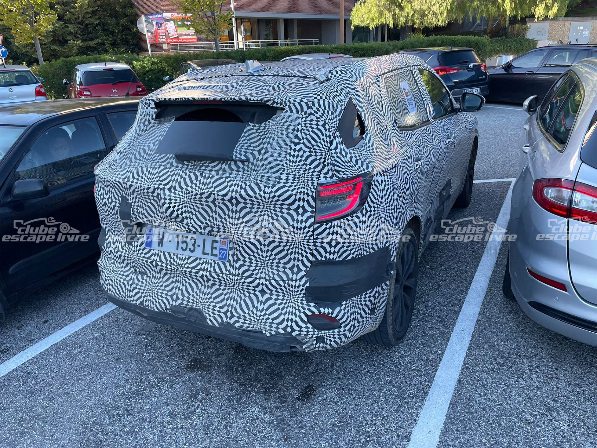 Fotos espia SUV Renault 11 2022 1