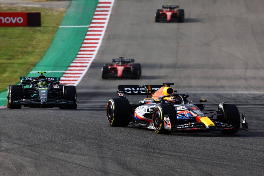 Max Verstappen bate Leclerc e vence corrida sprint em Imola