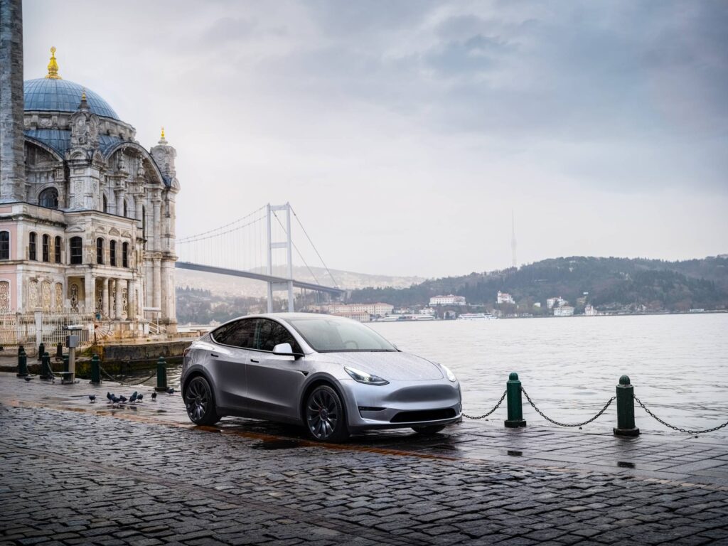 TESLA MODEL Y 1