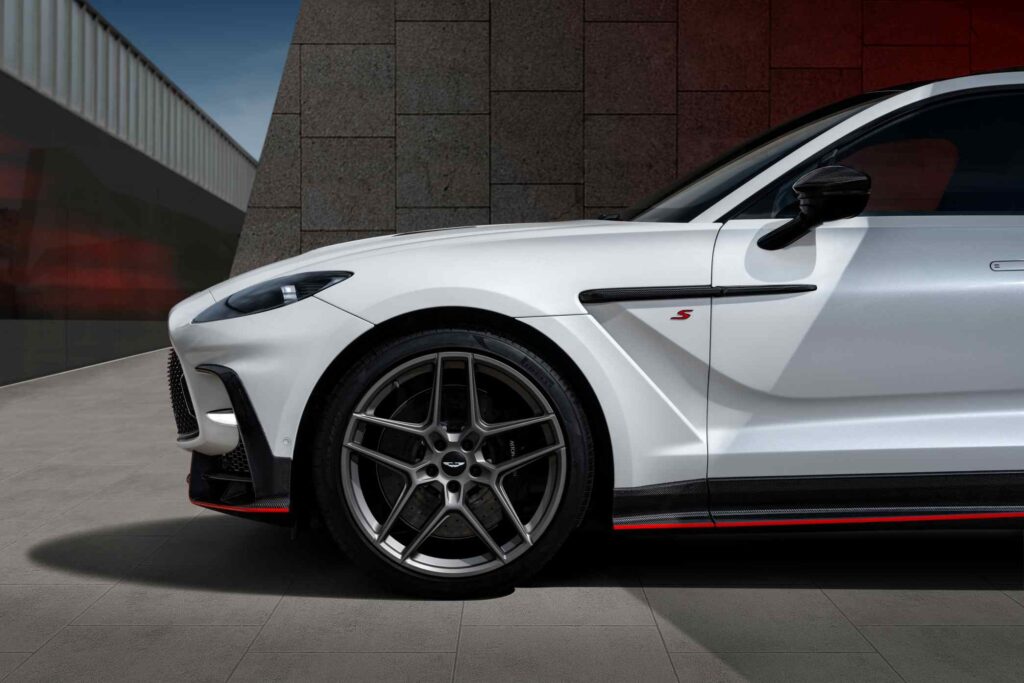 ASTON MARTIN DBX S 2025 4