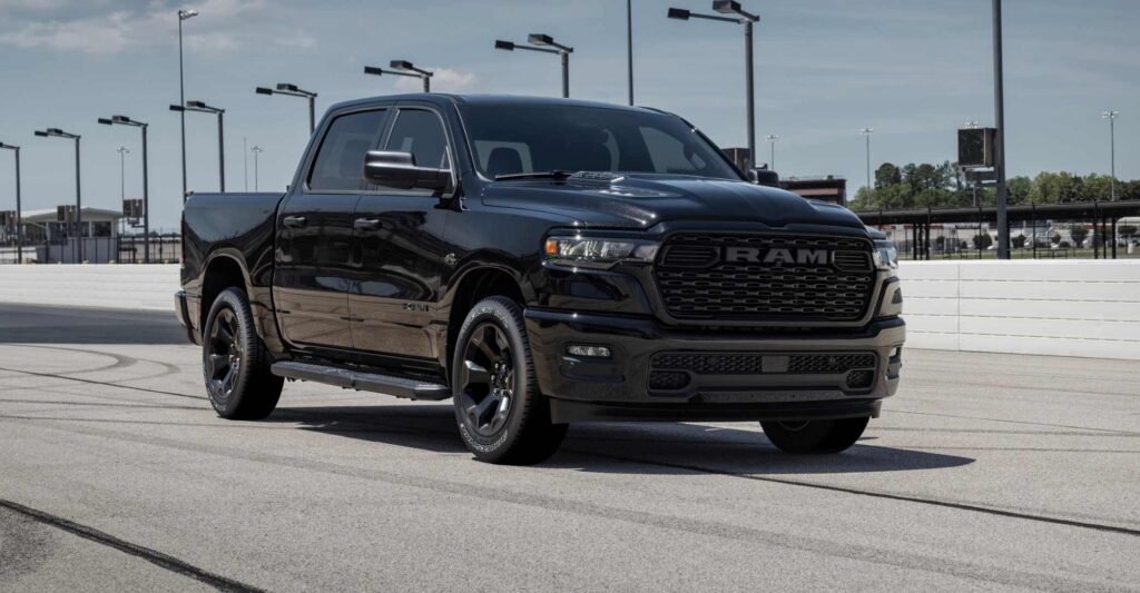 2026 Ram 1500 Black Express with HEMI® V 8 front 3/4