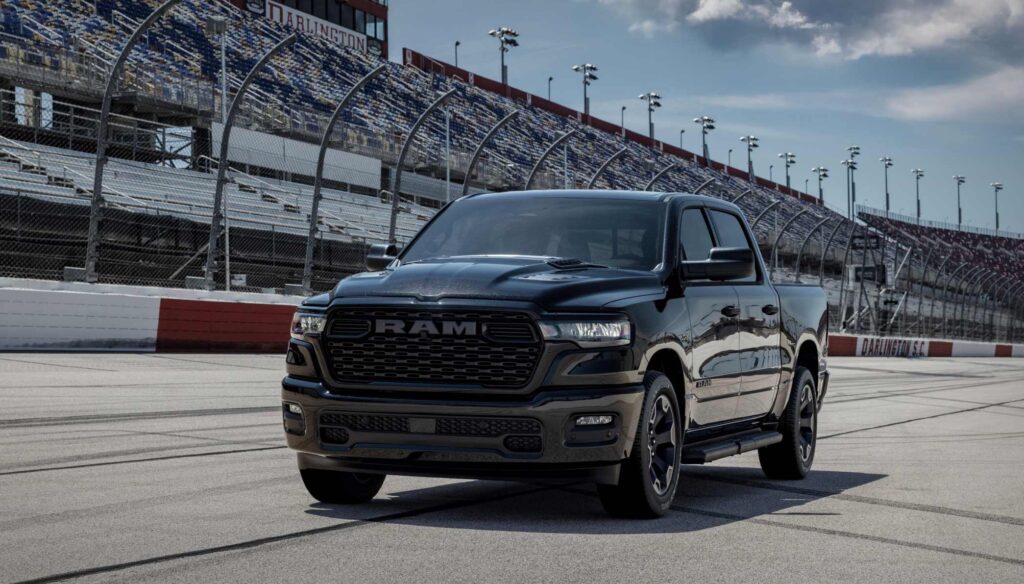 2026 Ram 1500 Black Express with HEMI® V 8 front 3/4