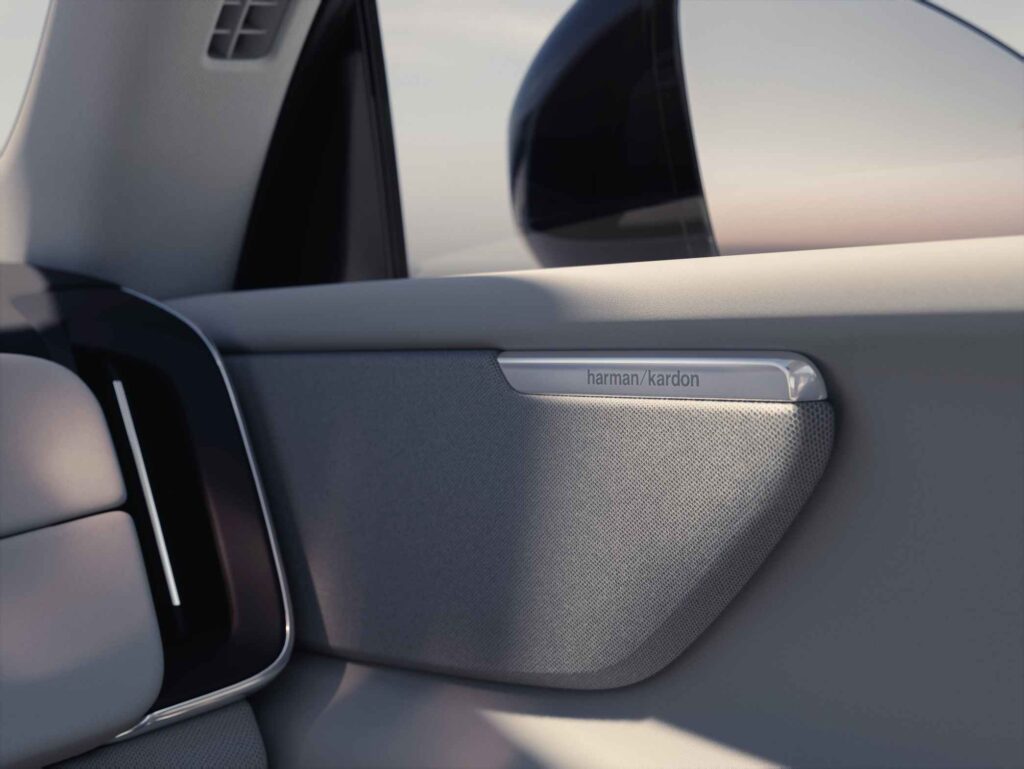 Volvo Cars reveals the new XC70 – a plug in hybrid for every journey
